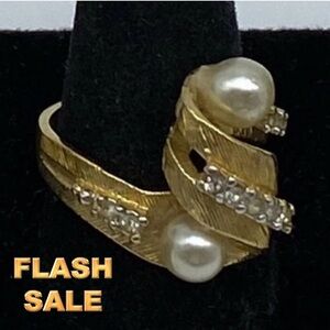 Elegant Gold tone  and  faux Pearl VINTAGE  Ring